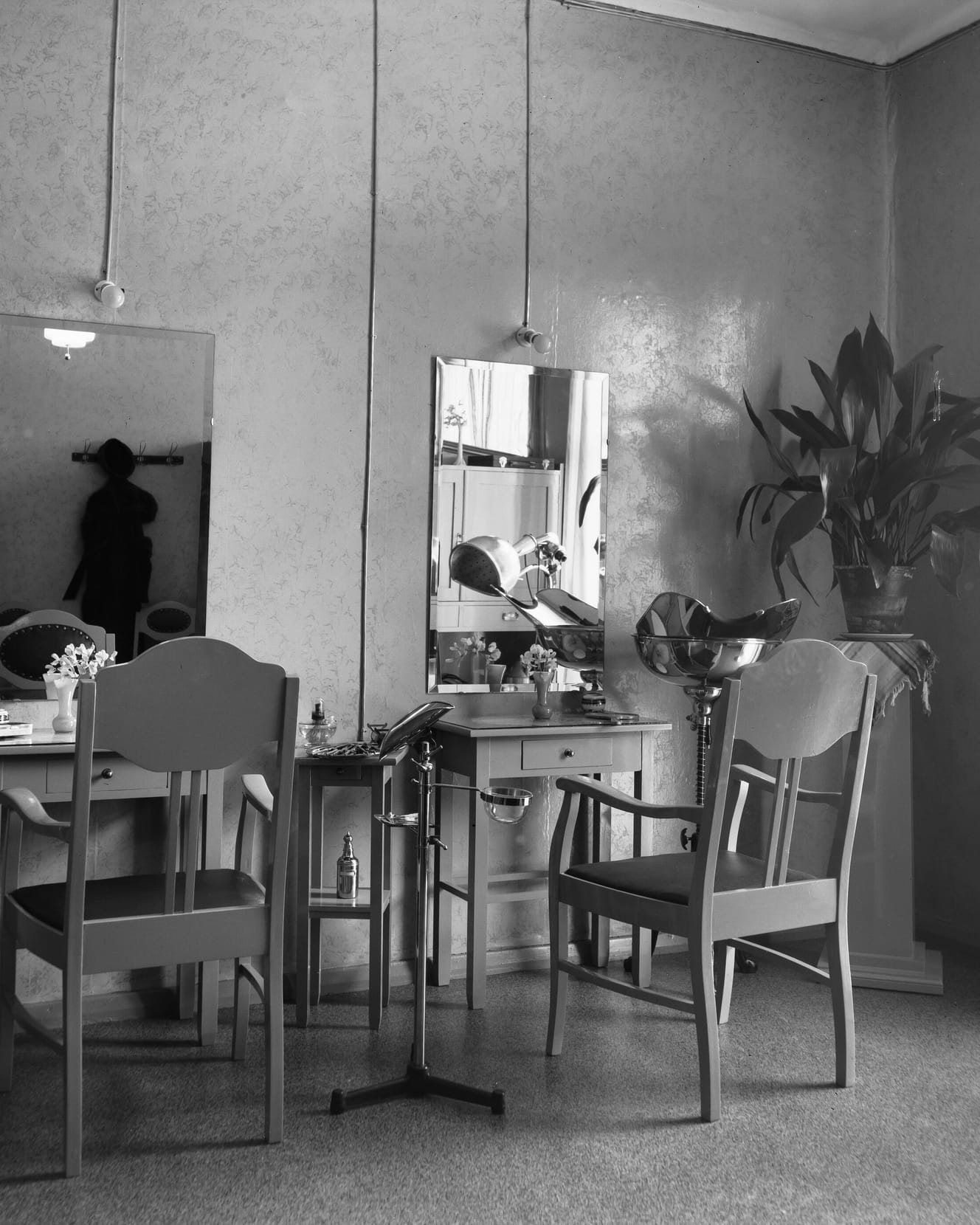 A black-and-white photograph of a hairdresser's interior from 1934, with chairs facing mirrors.