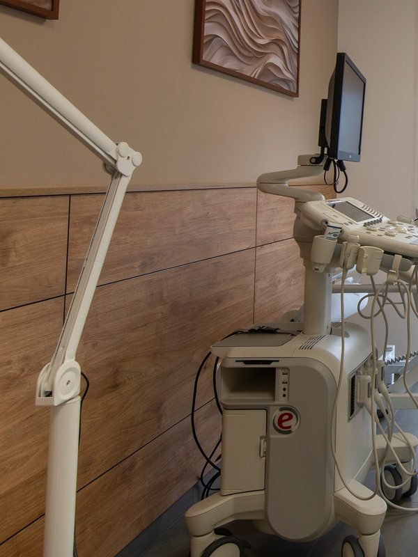Close-up of the diagnostic console and examination lamp in the consultation room