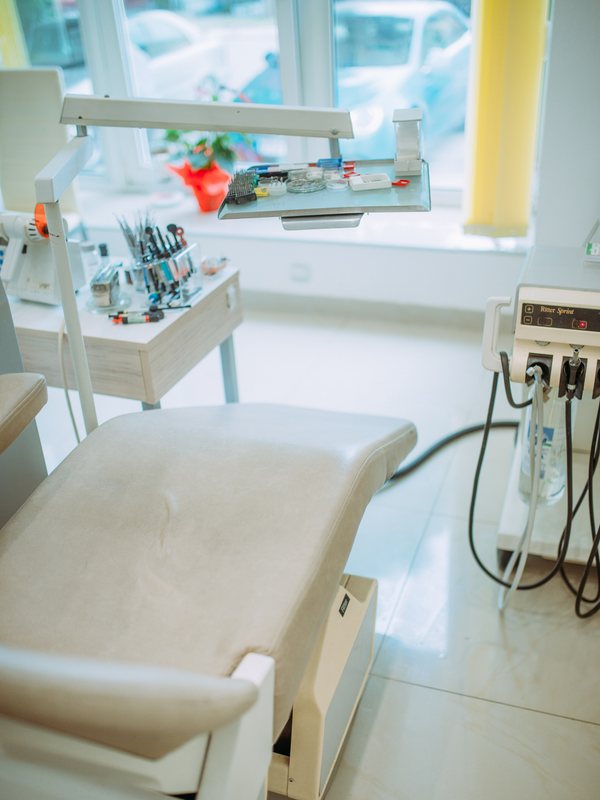 Instrument tray and window light in a treatment room