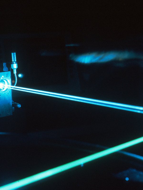 Laser beams crossing an optical bench