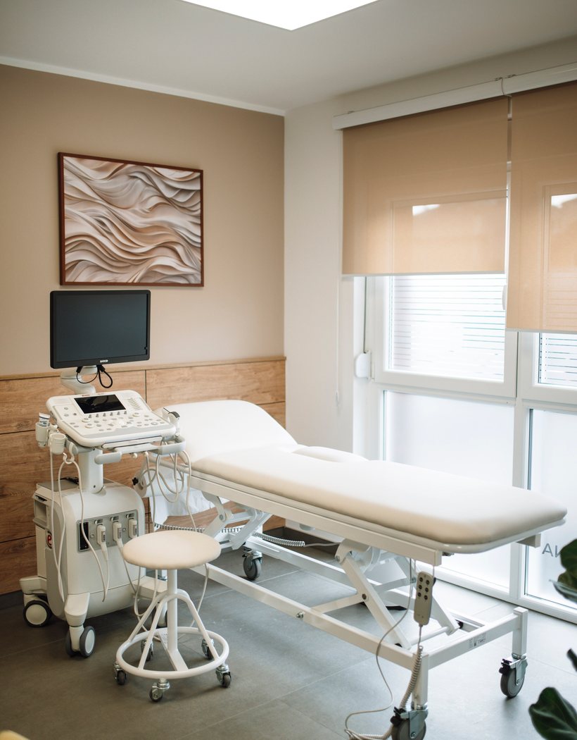 Ultrasound scanner and treatment couch in a bright examination room