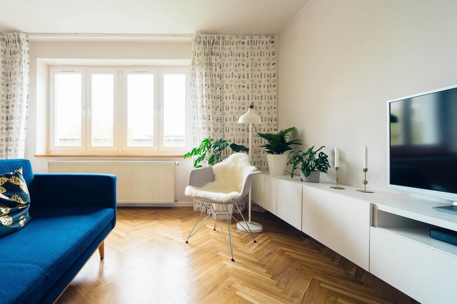 Living room with clear table and seating surfaces after a reset